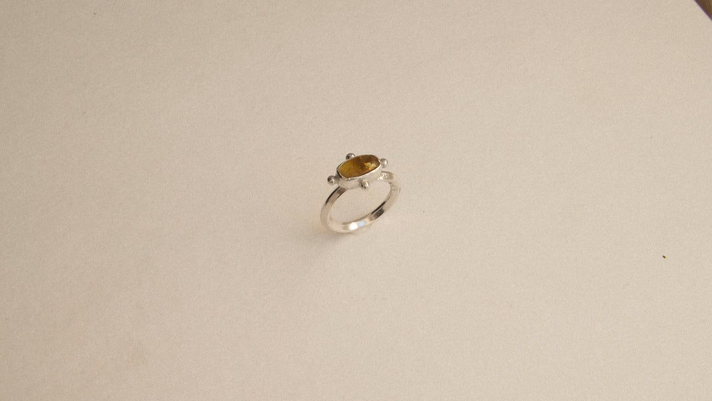 anillo ambar