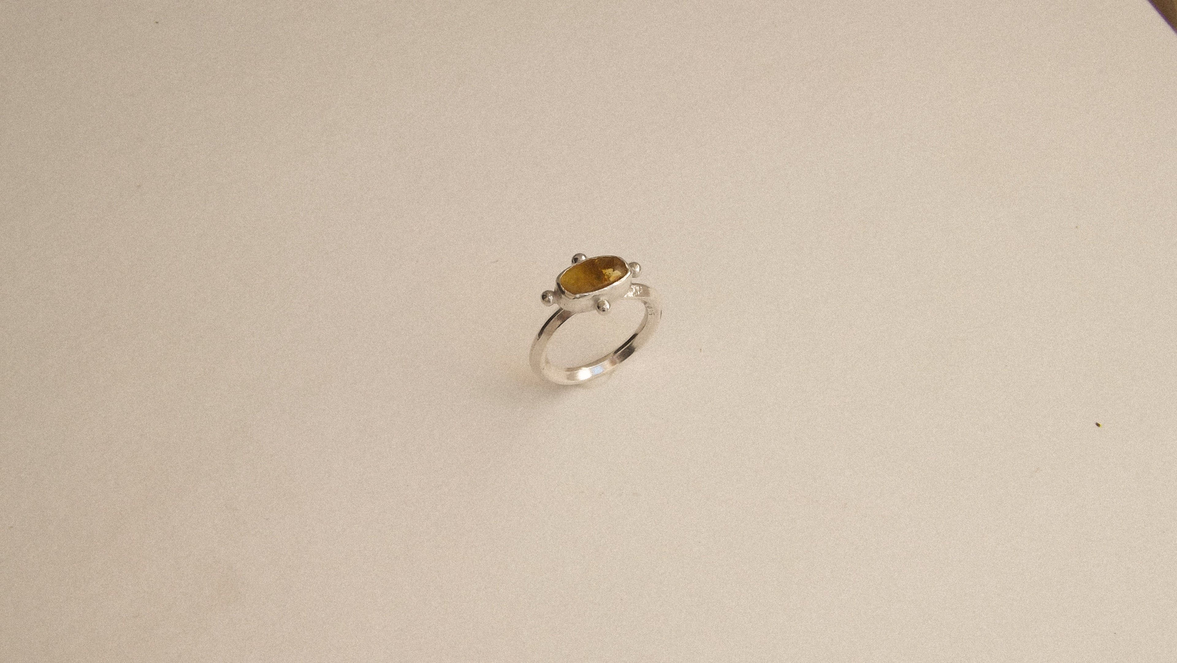 anillo ambar