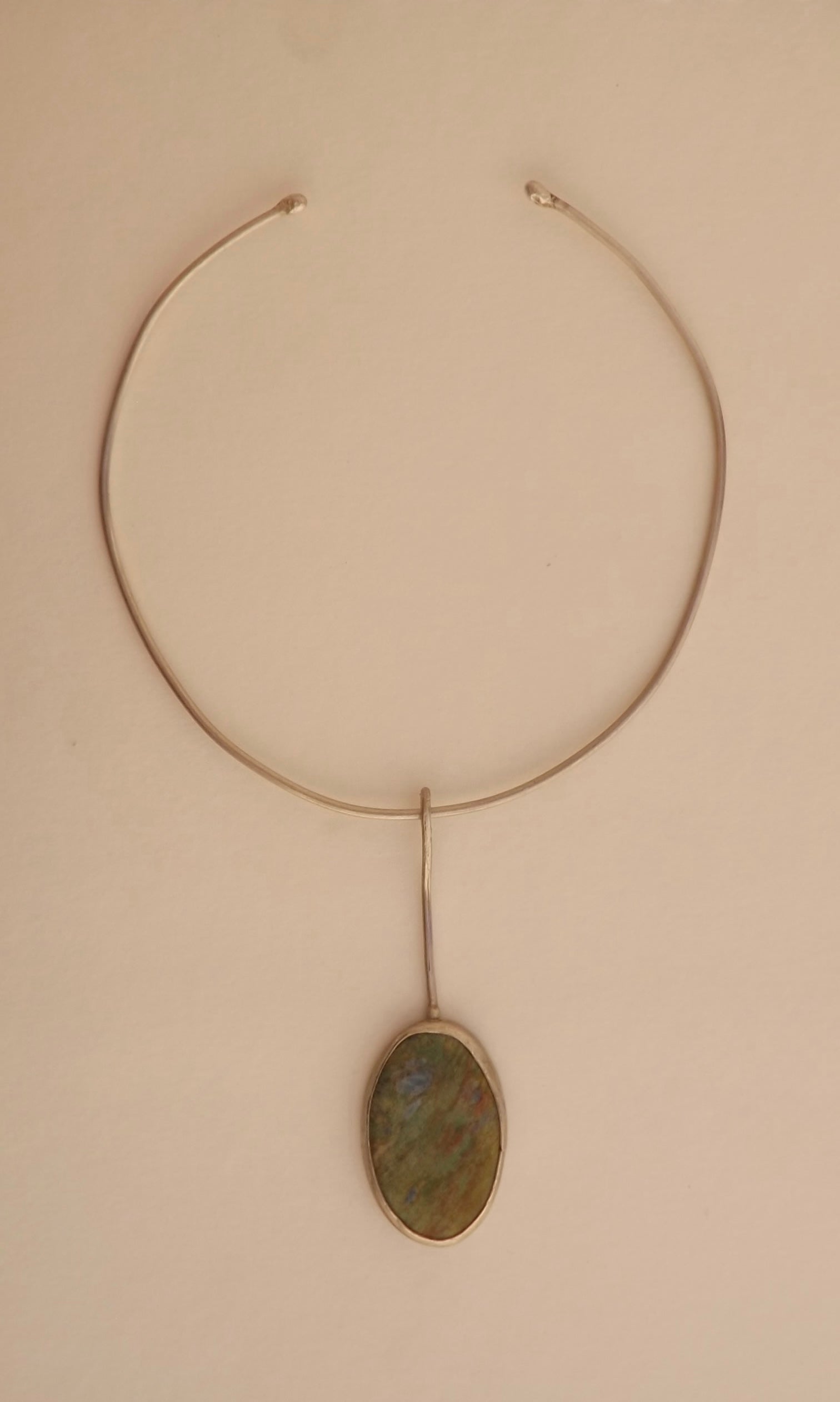 collar rubí fucsita