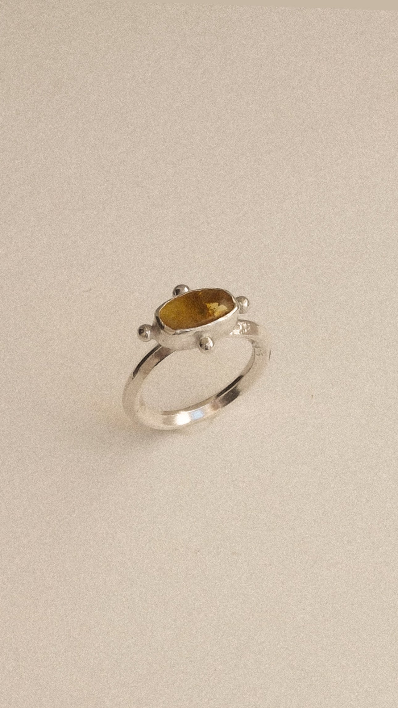 anillo ambar