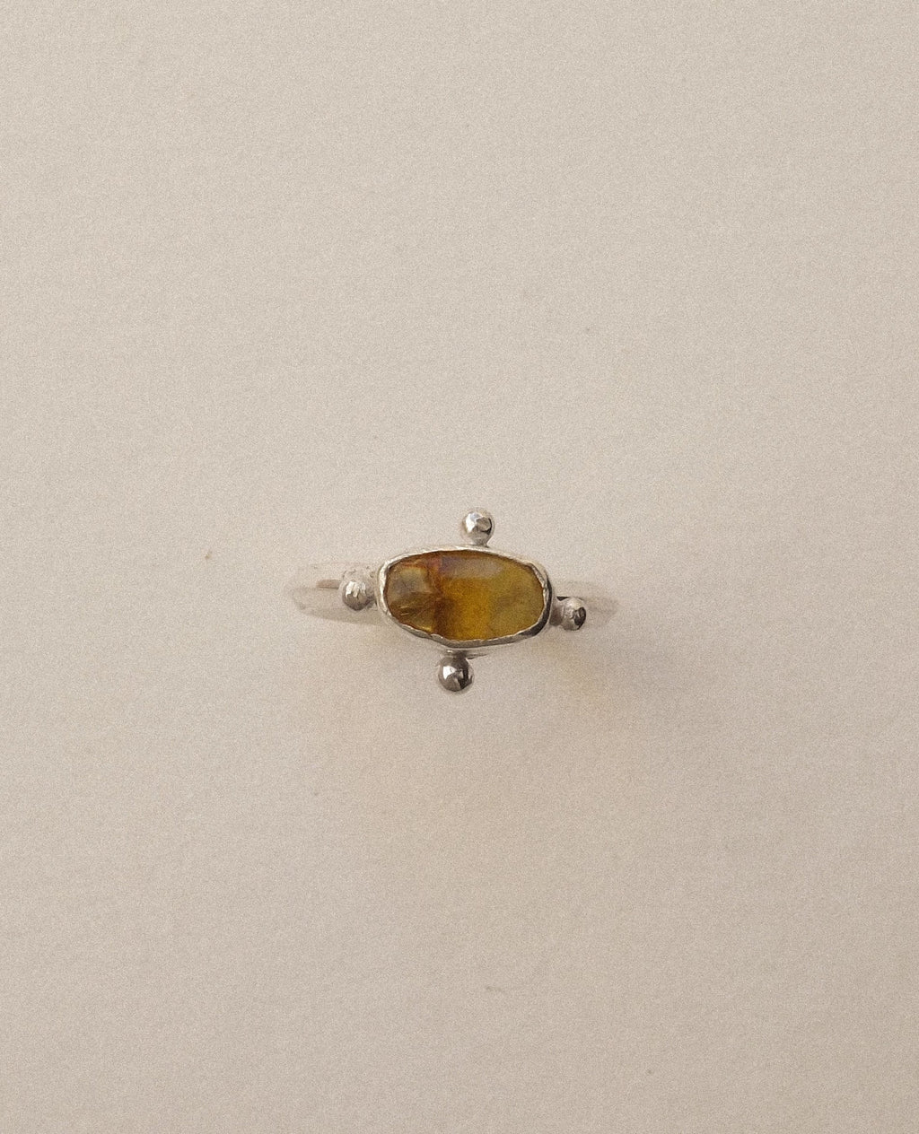 anillo ambar