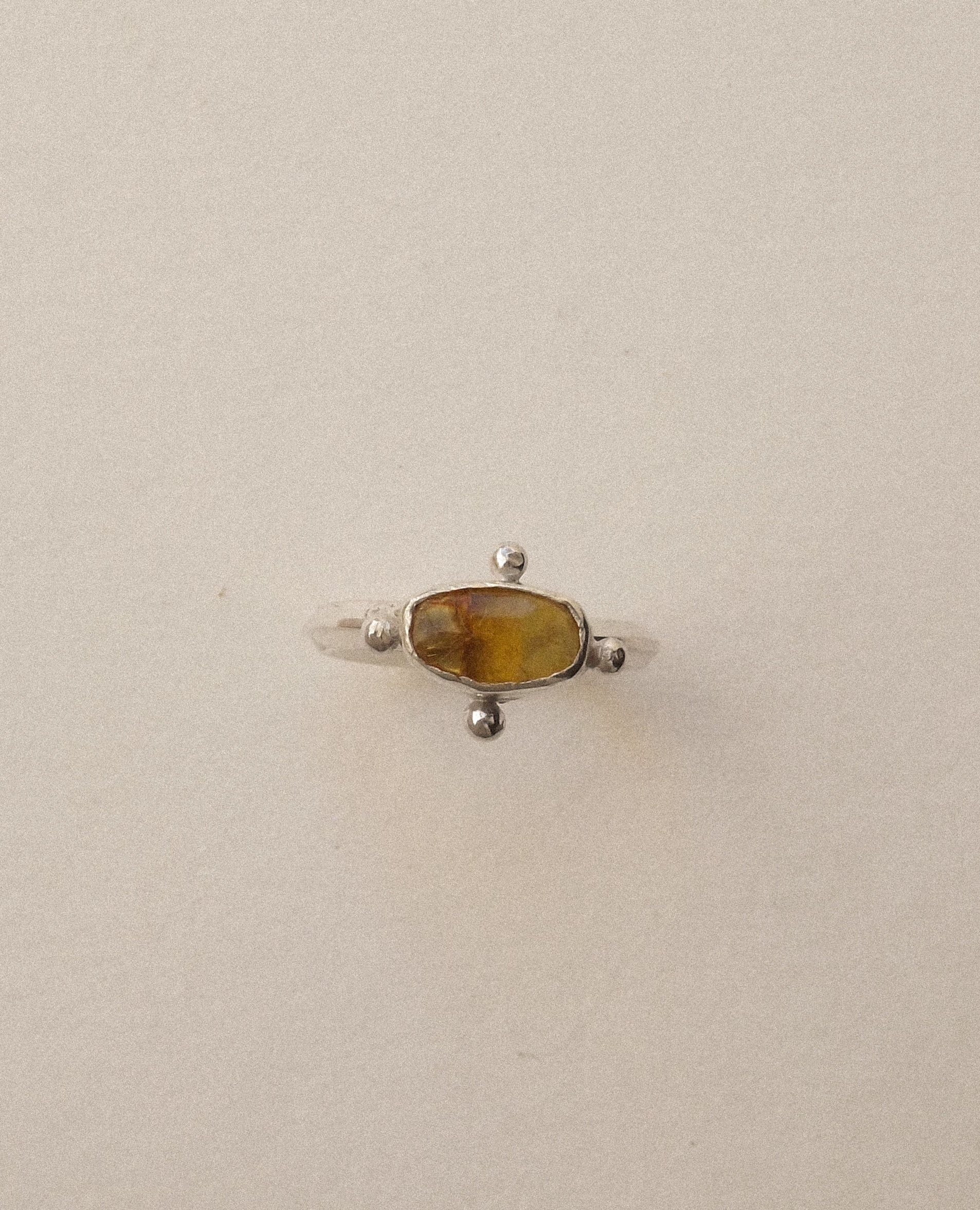 anillo ambar